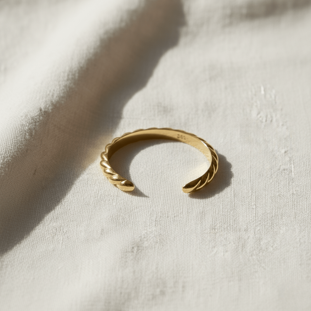 Elegant geribbeld gouden armband - vergulde koperen manchet voor veelzijdig gebruik