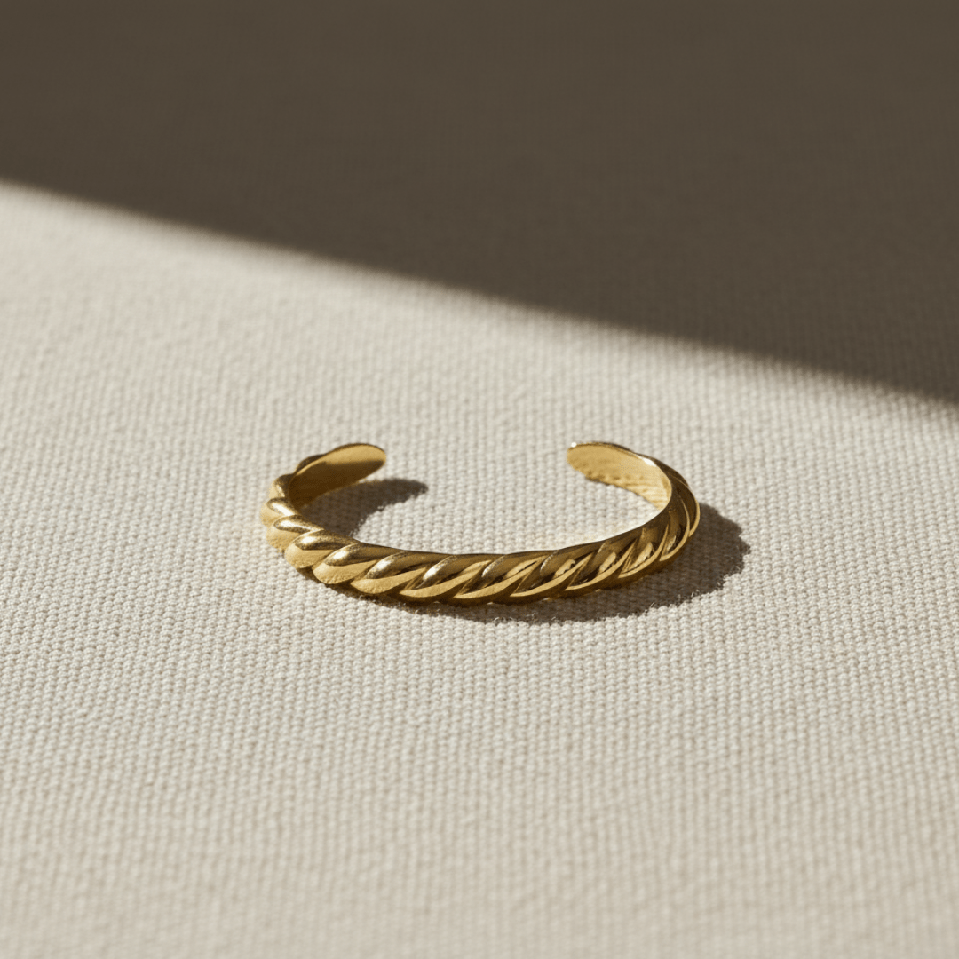 Elegant geribbeld gouden armband - vergulde koperen manchet voor veelzijdig gebruik