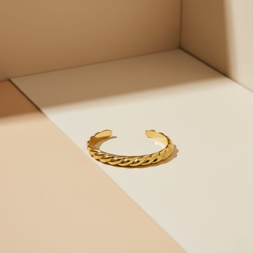 Pulsera elegante de puño delgado acanalado - accesorio ajustable de latón chapado en oro