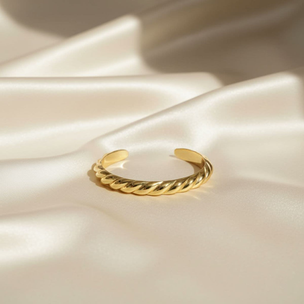 Pulsera elegante de puño delgado acanalado - accesorio ajustable de latón chapado en oro