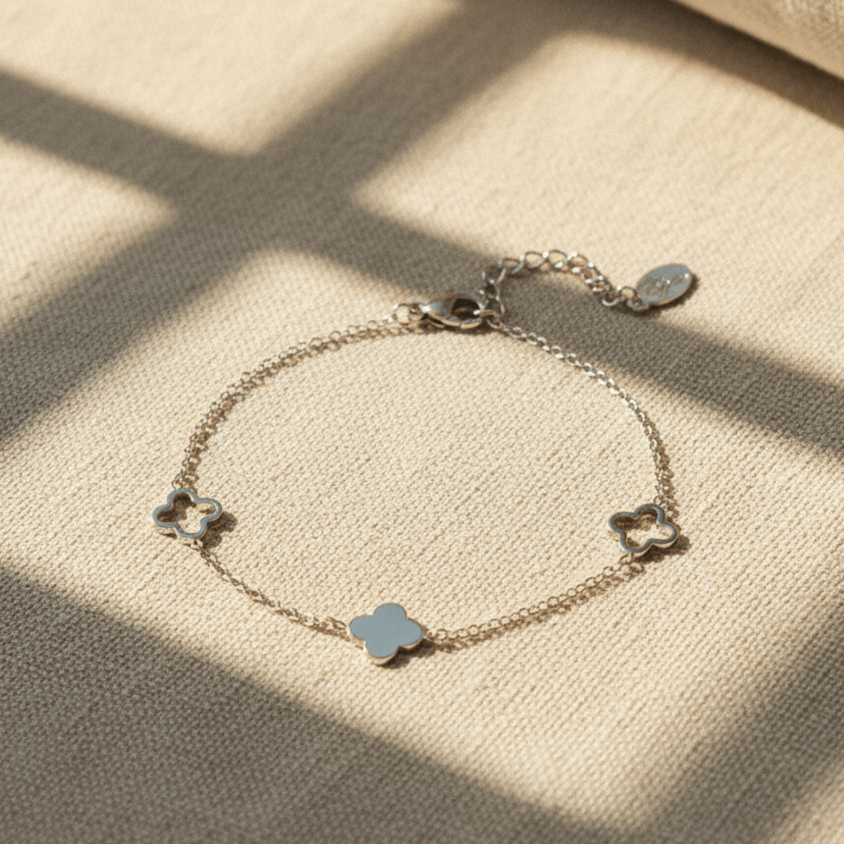 Elegante zilveren armband - verstelbaar roestvrijstalen klaverontwerp voor veelzijdige stijl