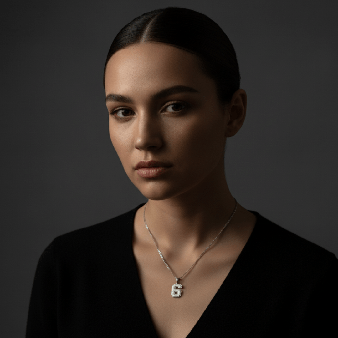 Collar colgante con número varsity elegante - Opciones de metal personalizables