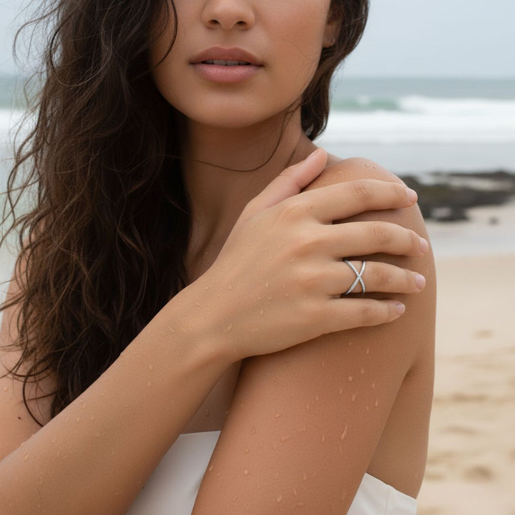 Elegante X-vormige ring van roestvrij staal met fonkelende kristallen - verstelbare pasvorm