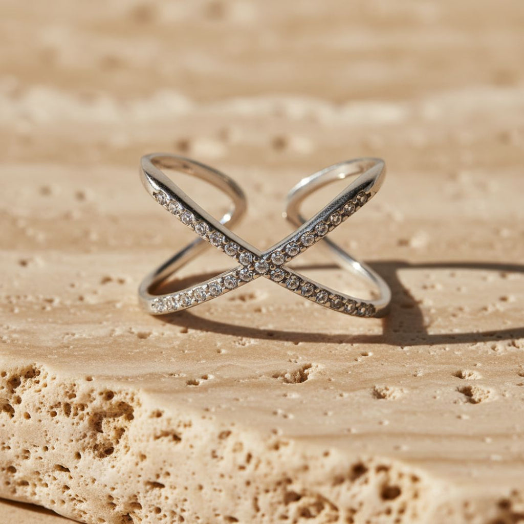 Elegante X-vormige ring van roestvrij staal met fonkelende kristallen - verstelbare pasvorm