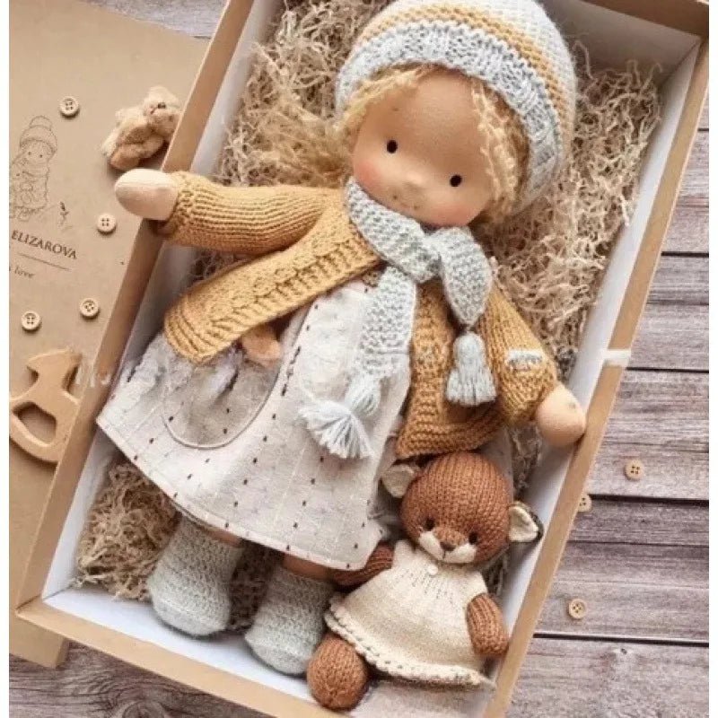ELORA – Bambola Waldorf fatta a mano in cotone