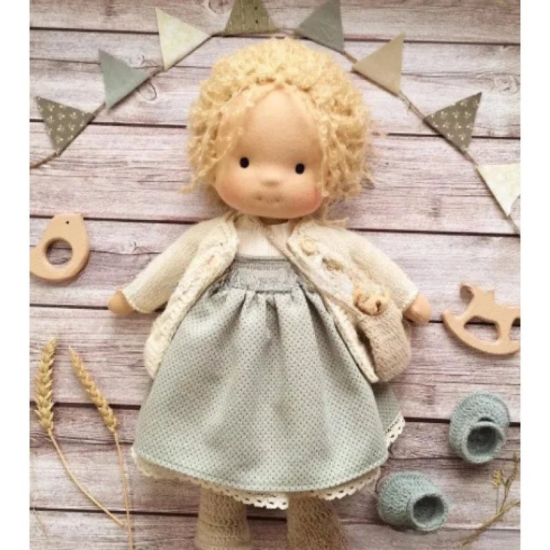 ELORA – Bambola Waldorf fatta a mano in cotone