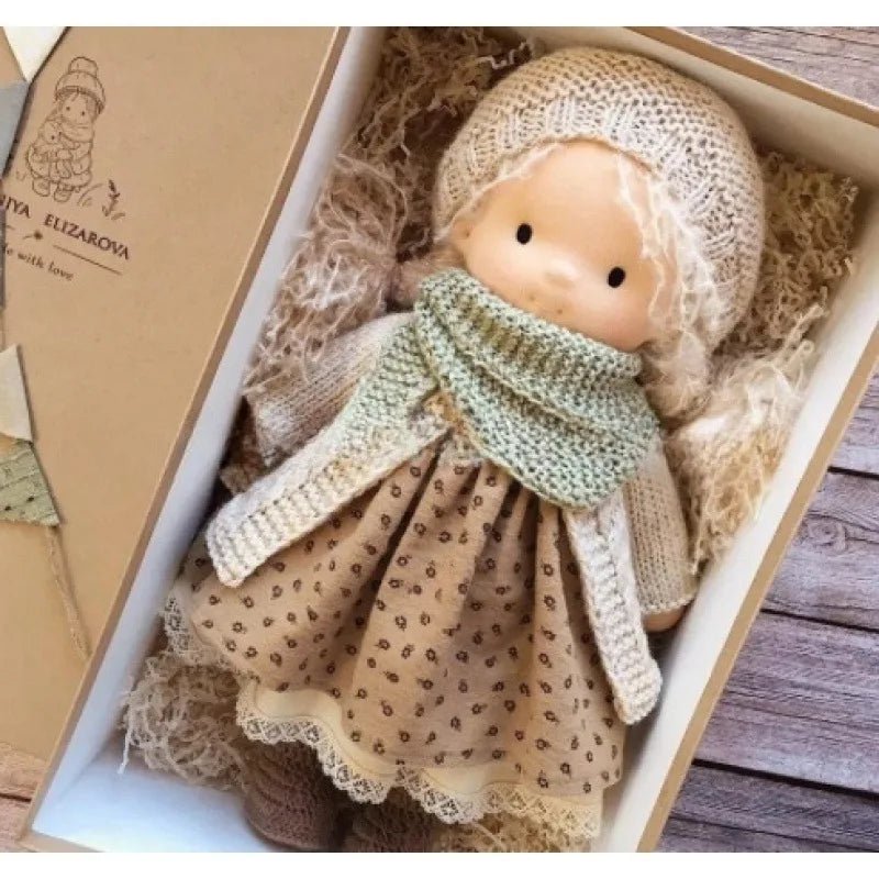 ELORA – Bambola Waldorf fatta a mano in cotone