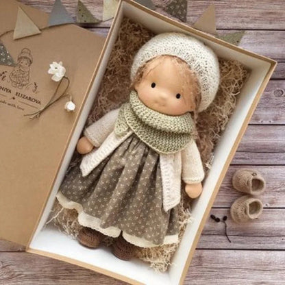 ELORA – Bambola Waldorf fatta a mano in cotone
