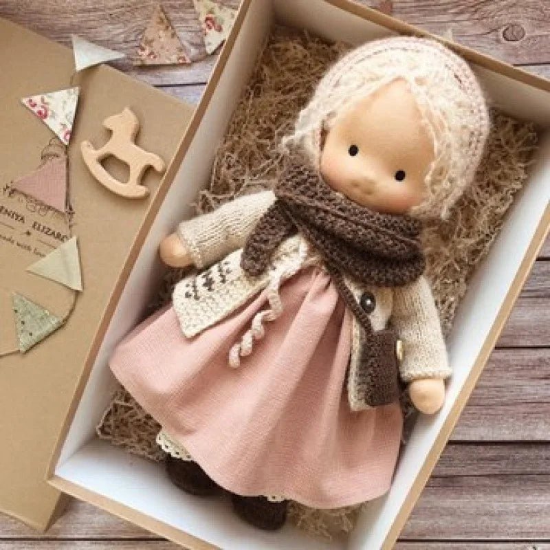 ELORA – Bambola Waldorf fatta a mano in cotone
