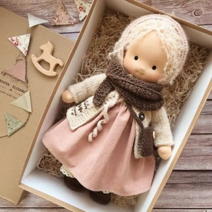 ELORA – Bambola Waldorf fatta a mano in cotone
