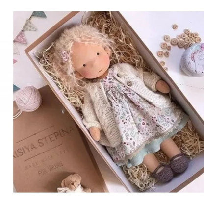 ELORA – Bambola Waldorf fatta a mano in cotone