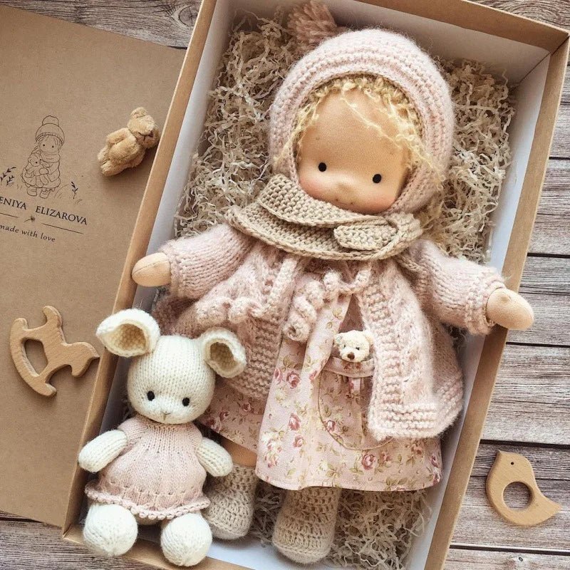 ELORA – Bambola Waldorf fatta a mano in cotone