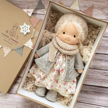 ELORA – Bambola Waldorf fatta a mano in cotone
