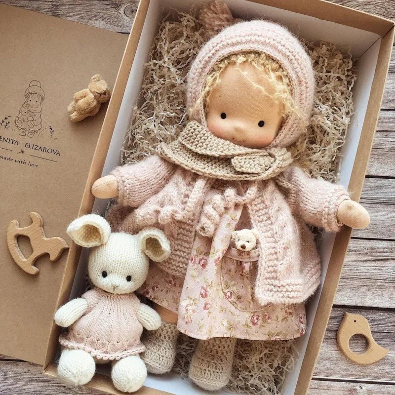 ELORA – Bambola Waldorf fatta a mano in cotone