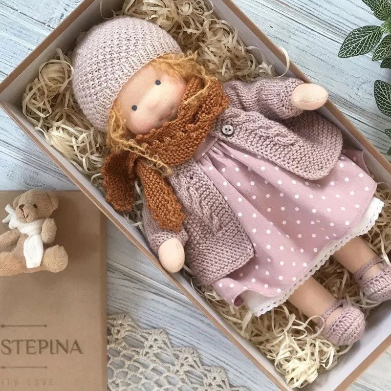 ELORA – Bambola Waldorf fatta a mano in cotone