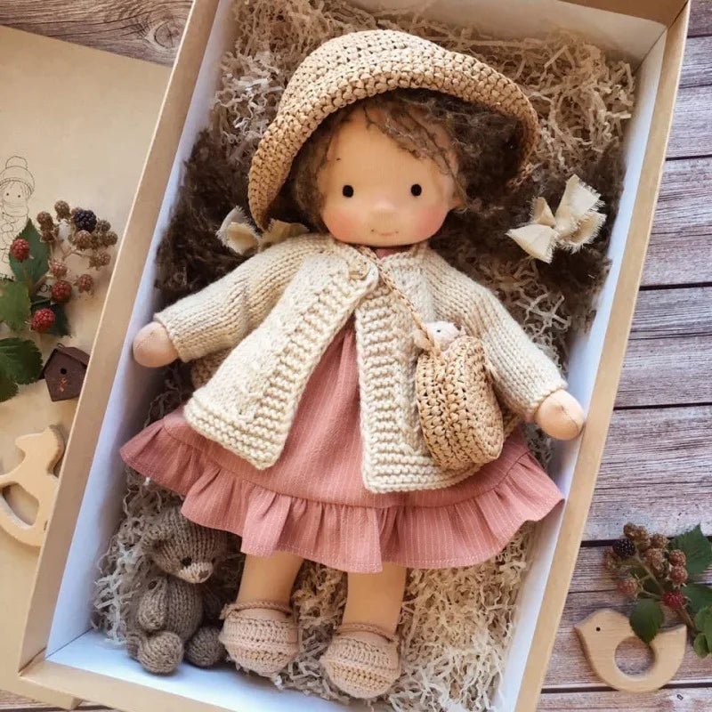 ELORA – Bambola Waldorf fatta a mano in cotone
