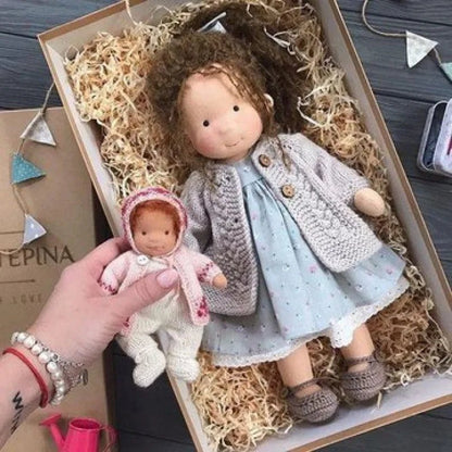 ELORA – Bambola Waldorf fatta a mano in cotone