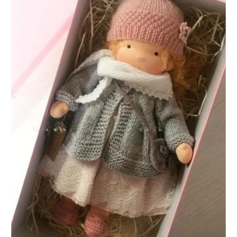 ELORA – Bambola Waldorf fatta a mano in cotone