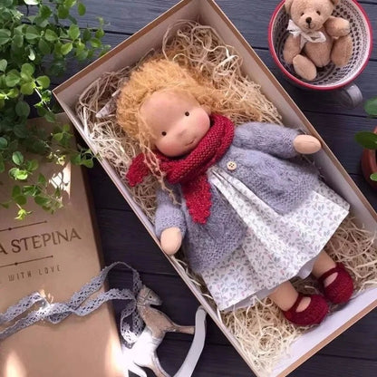 ELORA – Bambola Waldorf fatta a mano in cotone