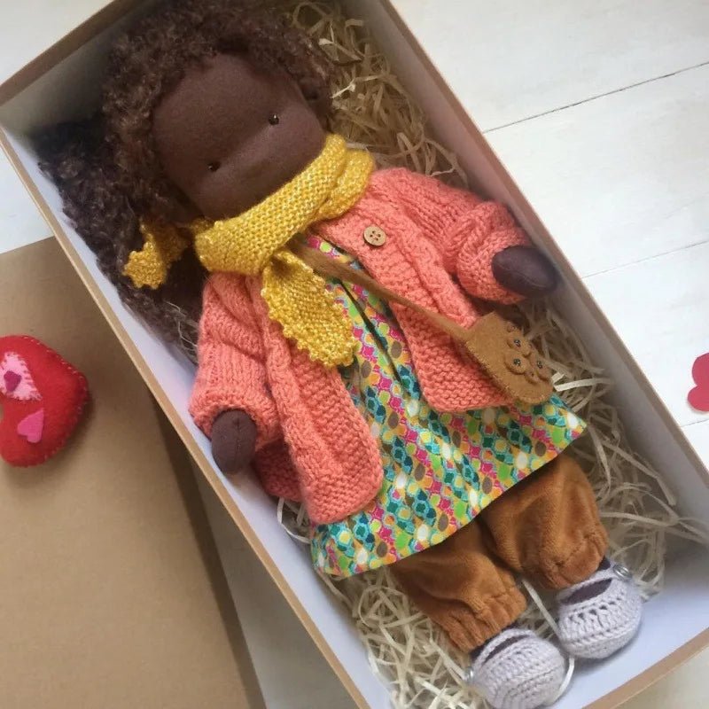 ELORA – Bambola Waldorf fatta a mano in cotone