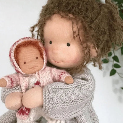ELORA – Bambola Waldorf fatta a mano in cotone