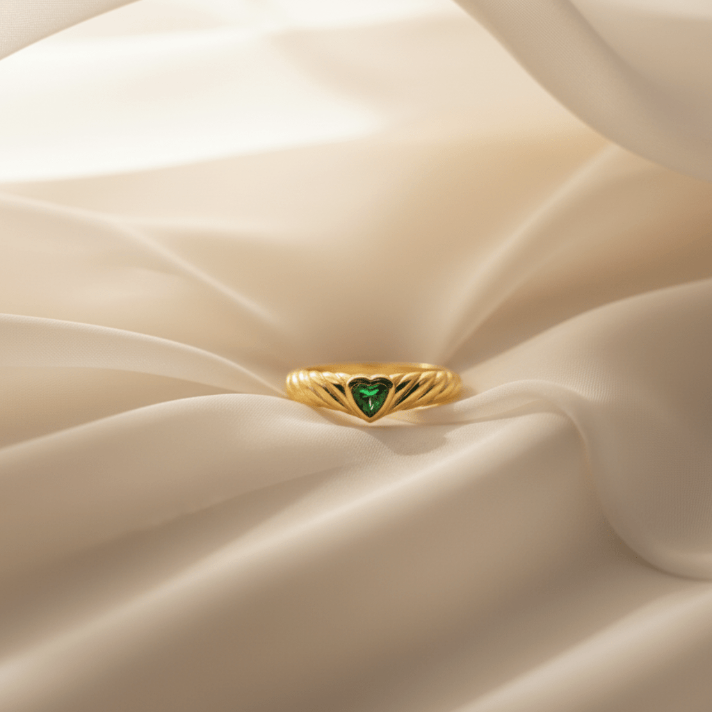 Emerald Juna Heart Ring - Gold with Vibrant Emerald Cubic Zirconia
