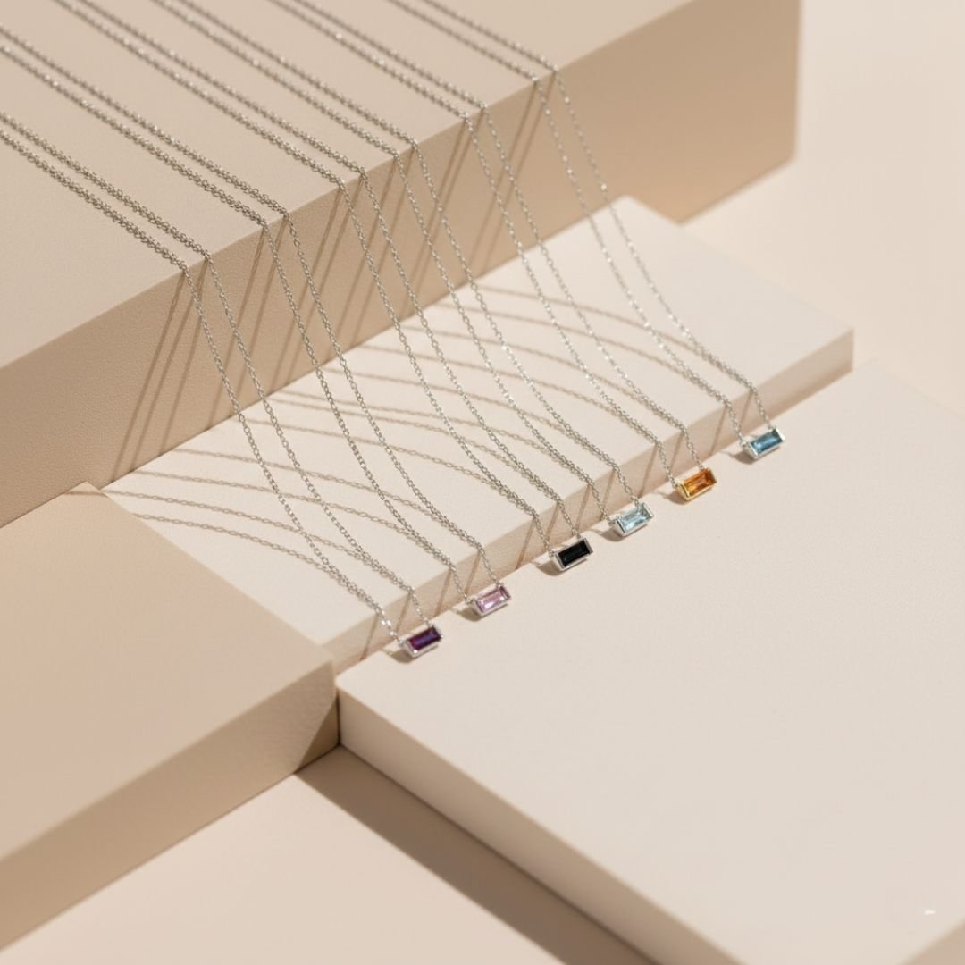 Collar de piedra de nacimiento Emery - Encanto delicado de piedra preciosa para celebraciones elegantes