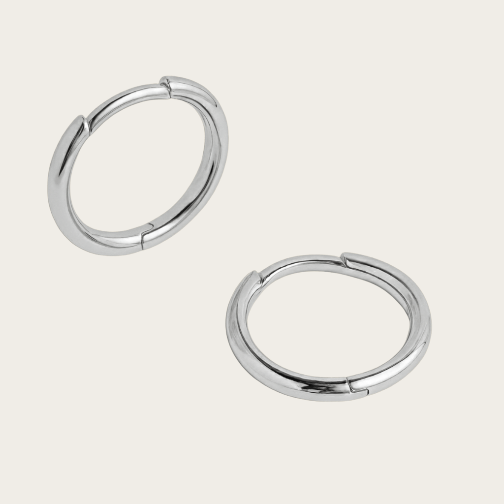 Pendientes de aro de plata y oro desgastados por el mar