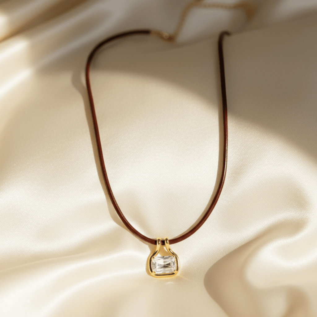 Hanger met edelsteen leren gouden ketting