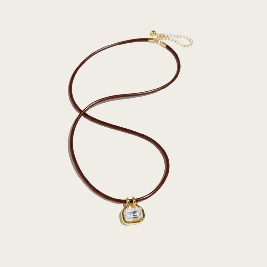 Collar de oro con colgante de gema y cuero