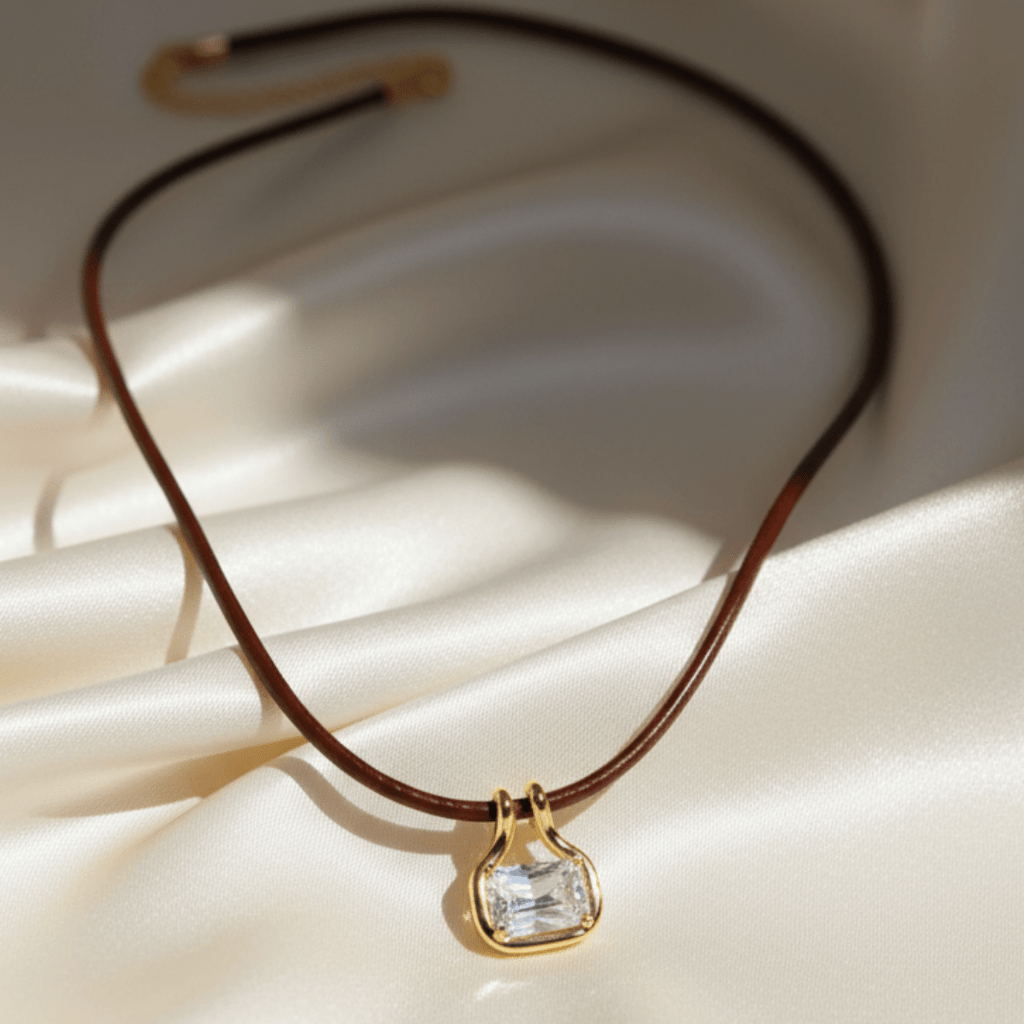 Hanger met edelsteen leren gouden ketting