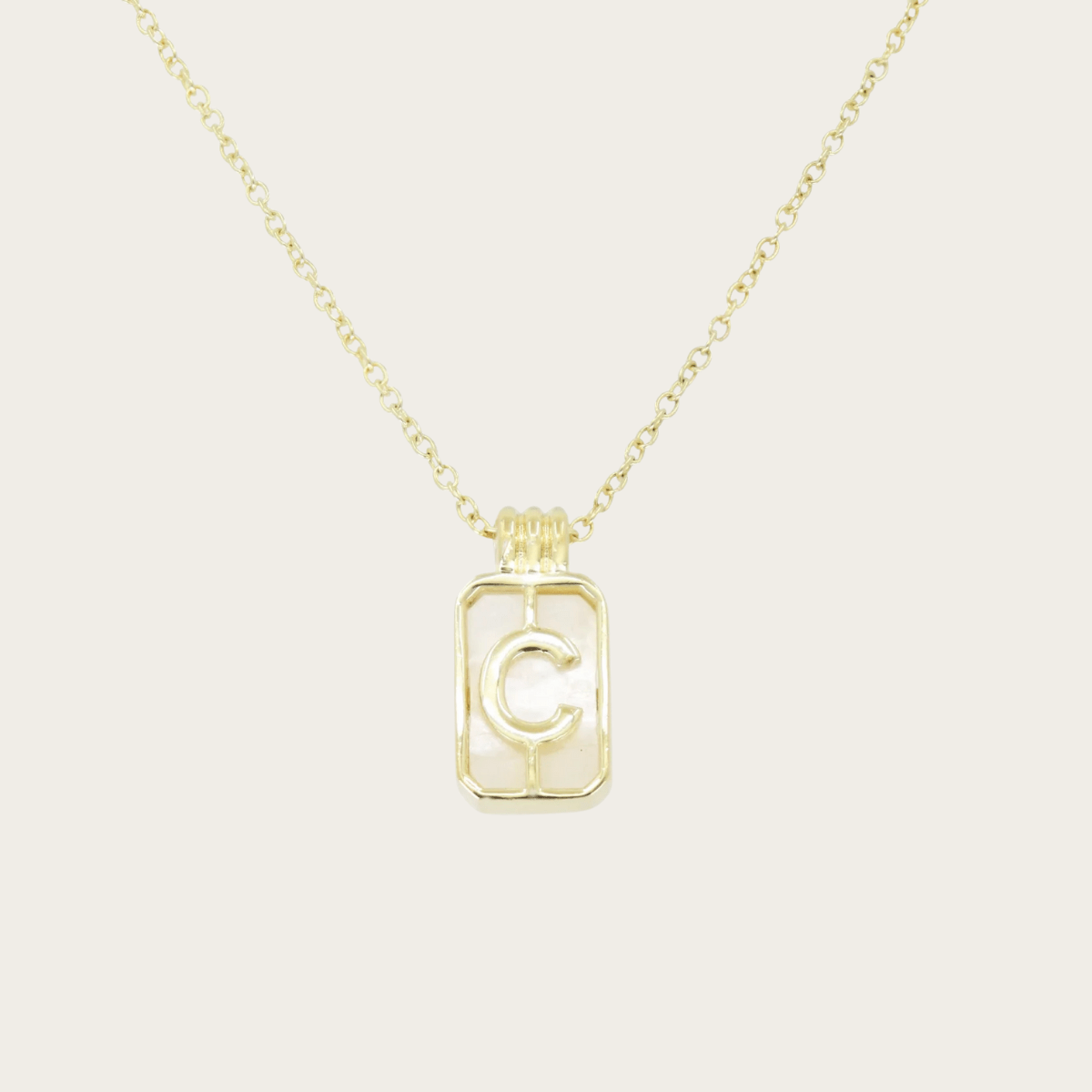 Collar de oro con inicial de vidrio marino dorado