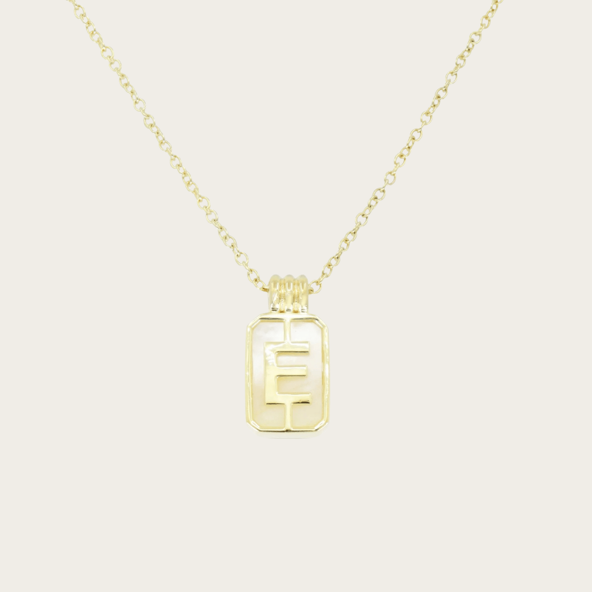 Collar de oro con inicial de vidrio marino dorado