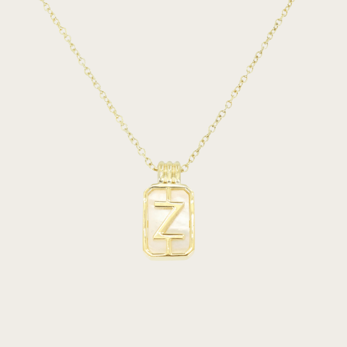 Collar de oro con inicial de vidrio marino dorado