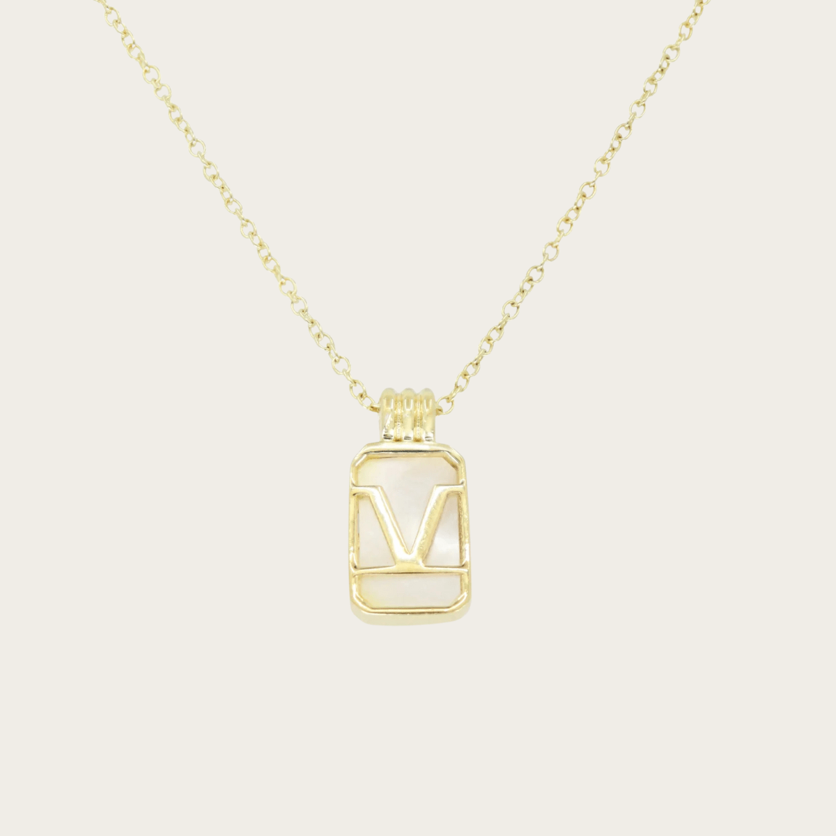 Collar de oro con inicial de vidrio marino dorado