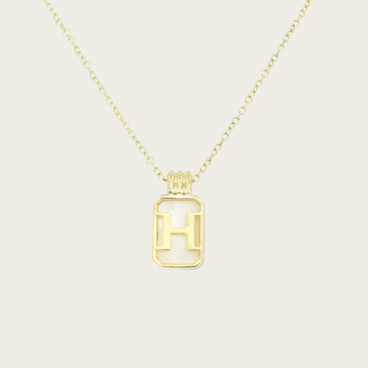 Collar de oro con inicial de vidrio marino dorado