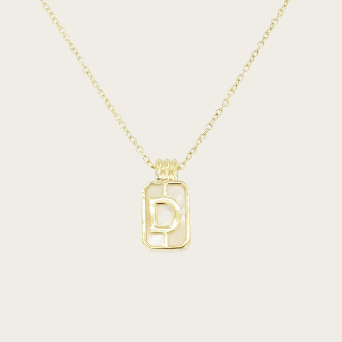 Collar de oro con inicial de vidrio marino dorado