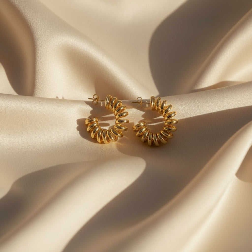 Gouden Spiraal Oorringen - Elegante Gouden Hoepels in Uniek Hedendaags Ontwerp