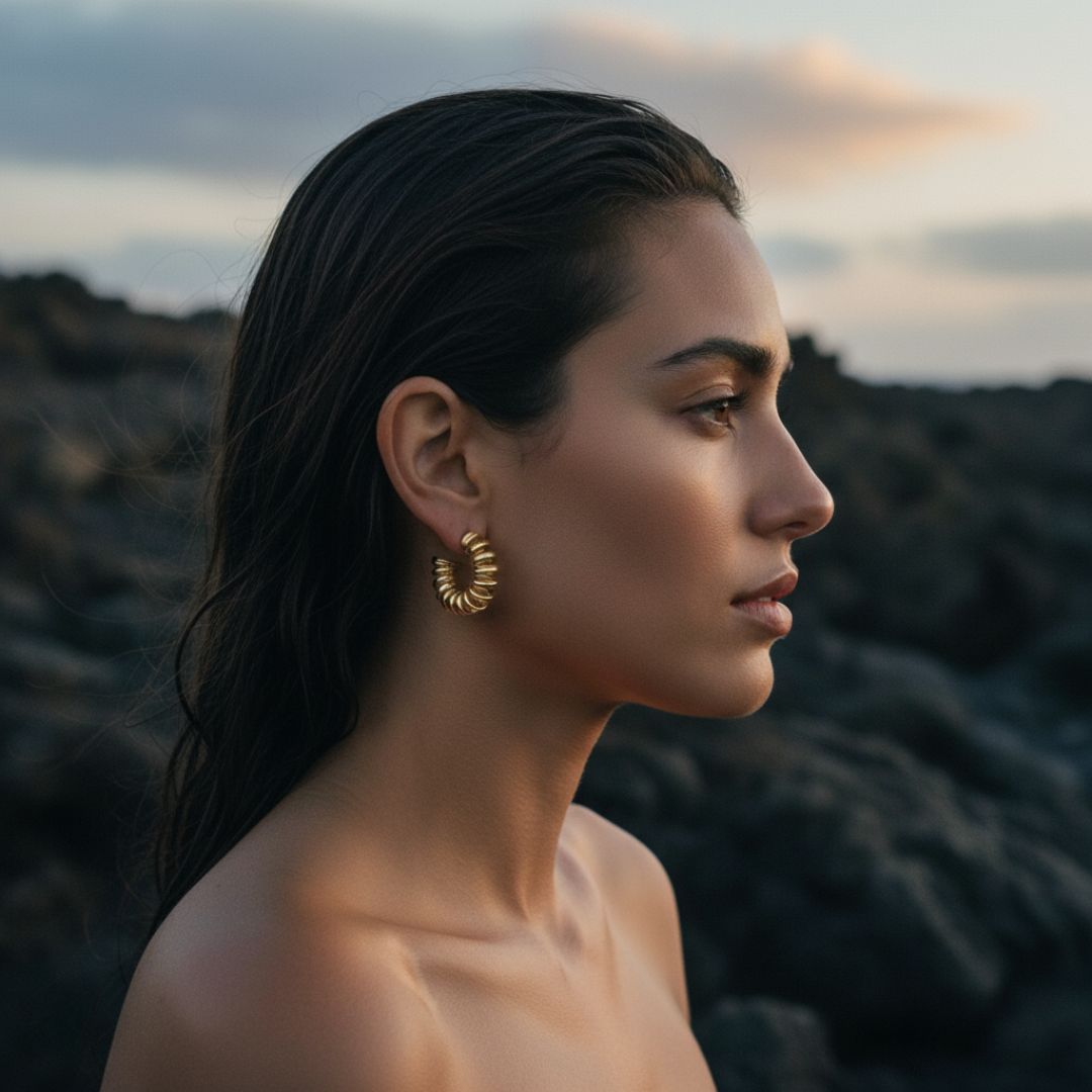 Pendientes de Aro en Espiral Dorada - Aros Dorados Elegantes con Diseño Contemporáneo Único