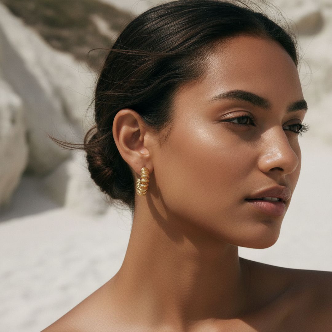 Pendientes de Aro en Espiral Dorada - Aros Dorados Elegantes con Diseño Contemporáneo Único