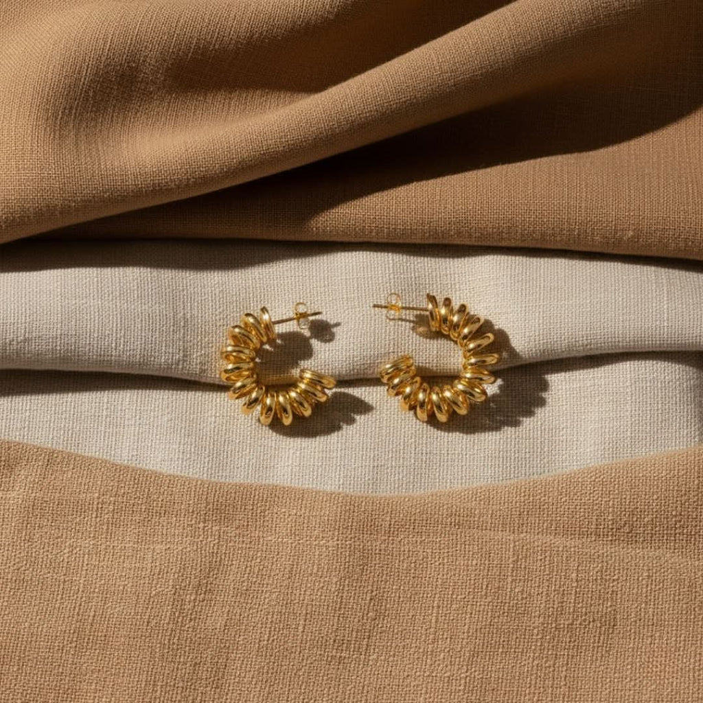 Gouden Spiraal Oorringen - Elegante Gouden Hoepels in Uniek Hedendaags Ontwerp