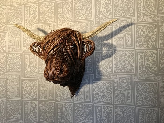 HighlandCharm – Decoración de Pared con Cabeza de Vaca Rústica para un Hogar Único