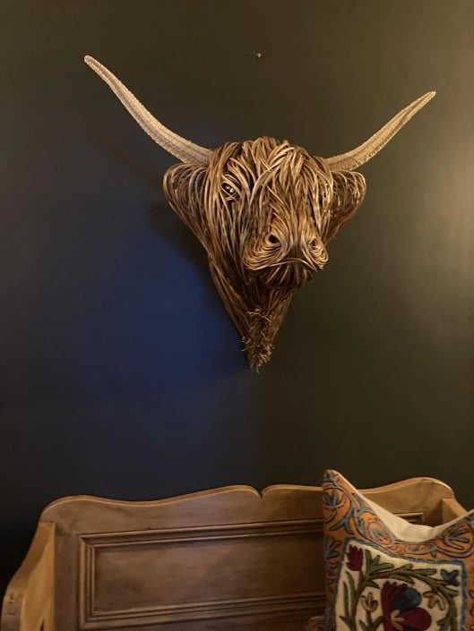 HighlandCharm – Decoración de Pared con Cabeza de Vaca Rústica para un Hogar Único