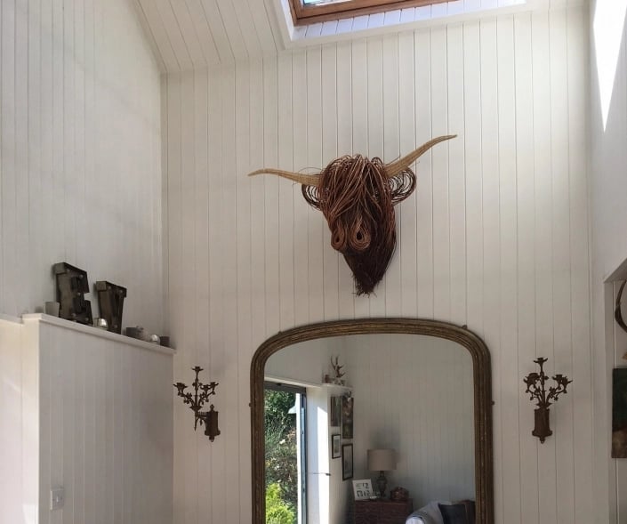 HighlandCharm – Decoración de Pared con Cabeza de Vaca Rústica para un Hogar Único