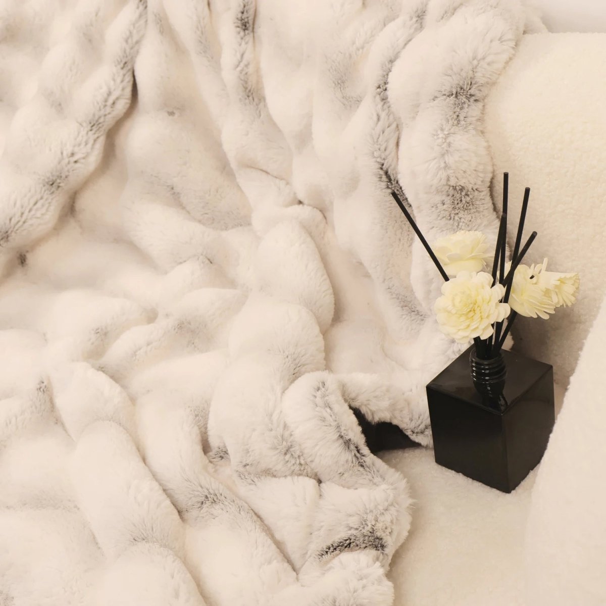 FLEECIFY – Cozy Faux Rabbit Fleece Throw with Double-Sided Softness 3