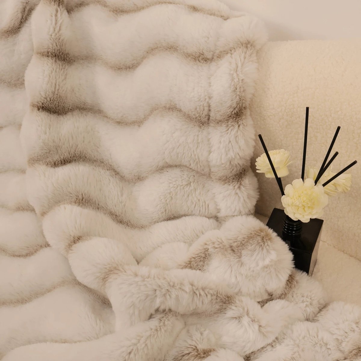 FLEECIFY – Cozy Faux Rabbit Fleece Throw with Double-Sided Softness 5