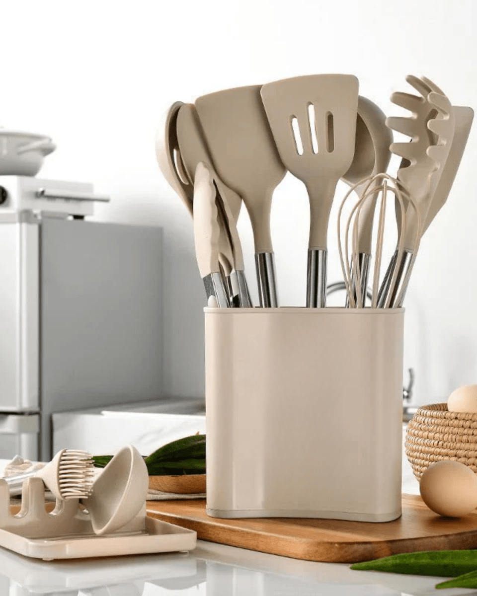 KITCHENORA – Set Completo di Utensili con Teste in Silicone e Manici in Stile Legno