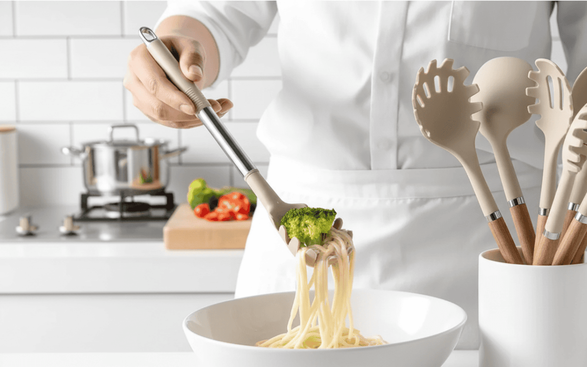 KITCHENORA – Set Completo di Utensili con Teste in Silicone e Manici in Stile Legno