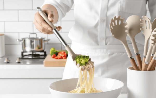 KITCHENORA – Set Completo di Utensili con Teste in Silicone e Manici in Stile Legno