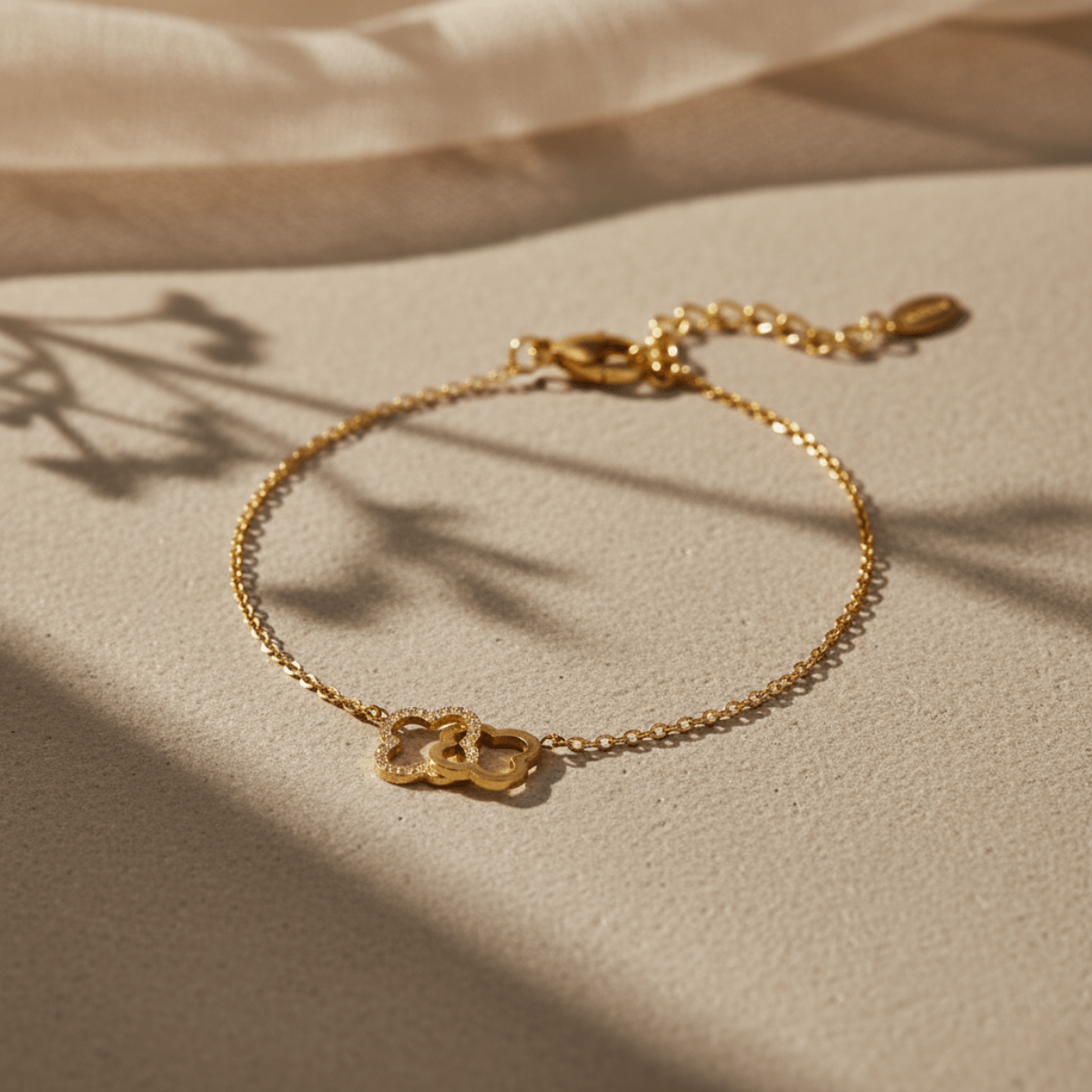 Pulsera de trébol enlazado de oro Nudo de la Suerte